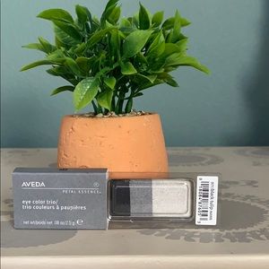 AVEDA eyeshadow trio 977 black tulip